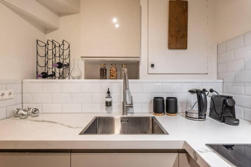 eine Küche mit einer Spüle und einer Arbeitsplatte in der Unterkunft Central Luxury Apartment in Amsterdam