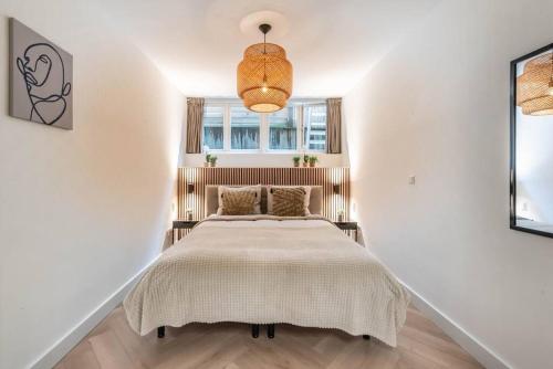 アムステルダムにあるCentral Luxury Apartmentのベッドルーム(ベッド1台、窓付)