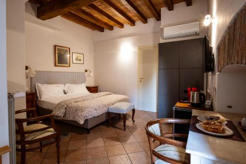 1 dormitorio con 1 cama y cocina con mesa en Il Cortiletto, en Piacenza