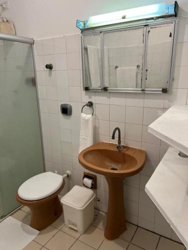 uma casa de banho com um lavatório e um WC em Casa em Catuama com lancha na porta em Goiana