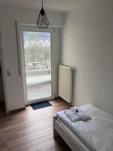 ein Schlafzimmer mit einem Bett und einem großen Fenster in der Unterkunft Ferienwohnung Talblick in Beffendorf