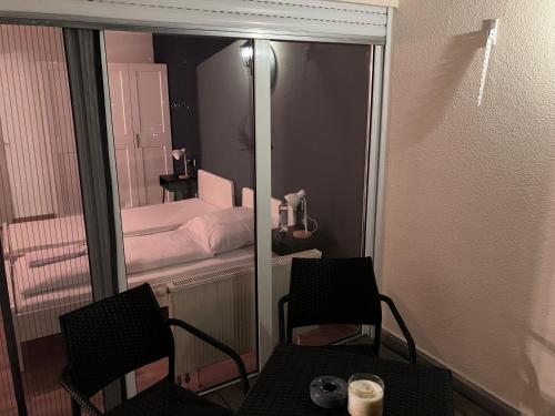 a small room with two chairs and a mirror at Ferienwohnung Talblick in Beffendorf