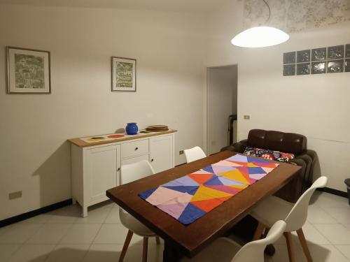 a dining room with a table with a colorful quilt on it at Casa Elsa in Corniglia