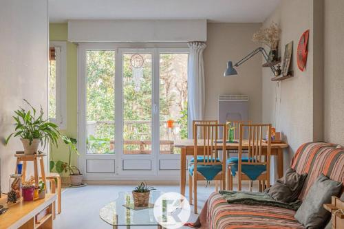 un salon avec une table et une salle à manger dans l'établissement R'Apparts T2 Le Jardin Charmant, à Grenoble