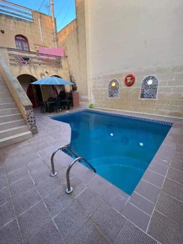 Farmhouse with Pool, Tas-Summiena Gozoの敷地内または近くにあるプール