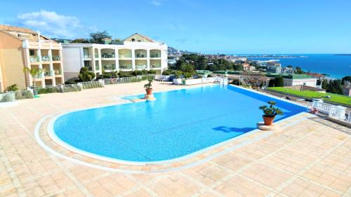 - une grande piscine bleue au-dessus d'un bâtiment dans l'établissement Appartement 0321, piscine - parking - proche plages - Palmazur Vacances, à Cannes