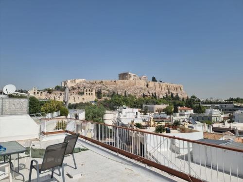 einen Balkon mit Blick auf die Akropolis in der Unterkunft Στούντιο Διπλα στην Ακρόπολη in Athen
