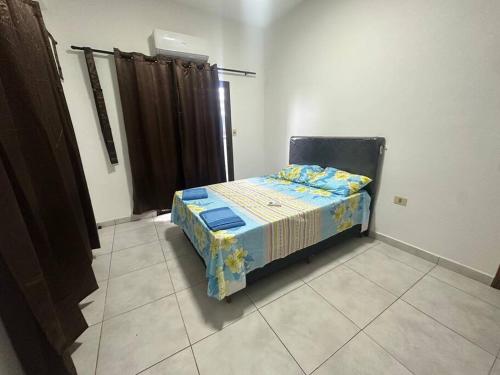 a bedroom with a bed in a room at Departamento Circuito Comercial in Encarnación