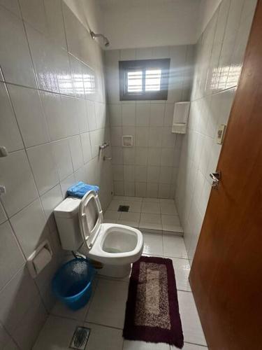 a small bathroom with a toilet and a window at Departamento Circuito Comercial in Encarnación