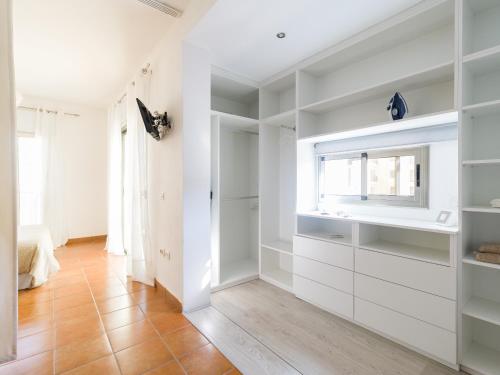 a room with white cabinets and a window at Villa Los Olivos in San Bartolomé de Tirajana