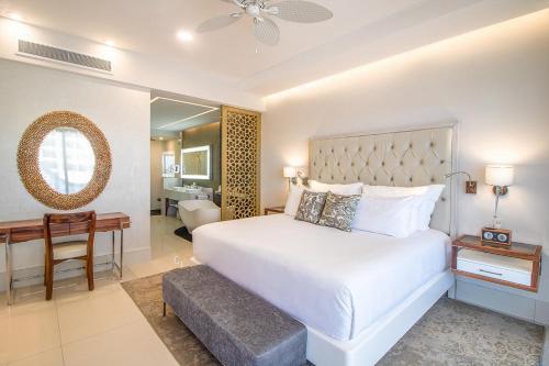 เตียงในห้องที่ Residential Retreat 2 Bedroom Suite Garza Blanca Los Cabos Resort & Spa