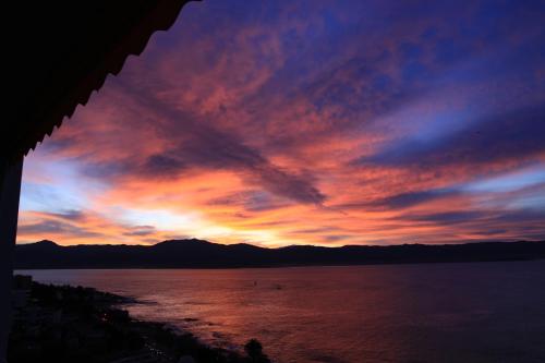 un coucher de soleil sur une masse d'eau dans l'établissement AjaccioPanoramicView, à Ajaccio