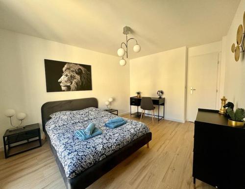 une chambre avec un lit avec des oreillers bleus dessus dans l'établissement Appartement lumineux avec terrasses, au Luc