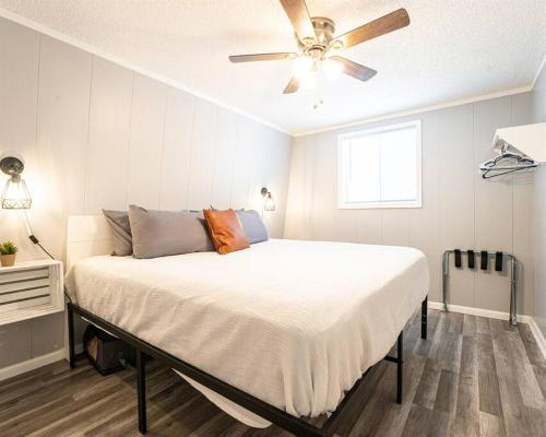 ブランソンにあるIndian Point Villa#5 at Tribesman Resort on Table Rock Lake near Silver Dollar City, Bransonの天井ファン付きの大きなベッドのある寝室