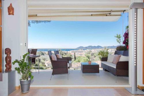 Appartement chic à Cannes, avec terrasse et cheminée, 83 m²
