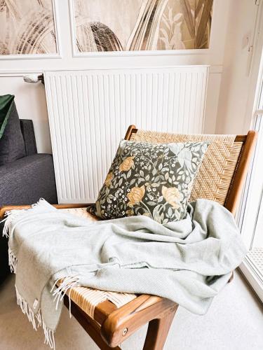 une couverture assise sur un banc avec un oreiller dans l'établissement *New* Bohemia 6 pax Appart Disney, à Serris