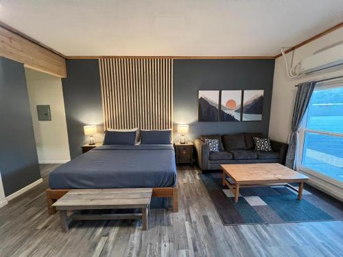 1 dormitorio con 1 cama y 1 sofá en Wofford Village Studios en Wofford Heights