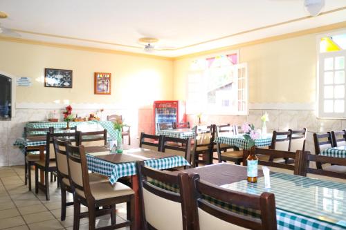 a restaurant dining room with tables and chairs at Hotel Dunas De Paracuru in Paracuru