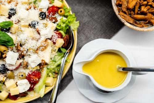 a salad and a bowl of mustard next to a bowl of nuts at Mazurkowa - z widokiem na Karkonosze i Śnieżkę, darmowy parking, obok restauracja Mazurkowa Chata in Jelenia Góra