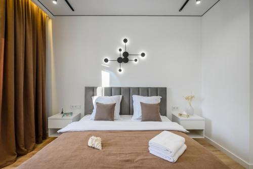 阿拉木圖的住宿－5 NEW BUSINESS-CLASS APARTMENTS R-HOUSE near MEGA，卧室配有一张带白色床单和枕头的大床。