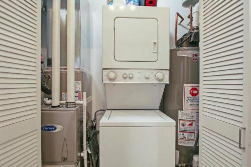 a washer and dryer in a small room at 1BR Adorable Apt with In-unit Laundry - Lake 206 rep in Chicago