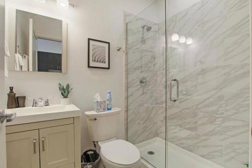 a bathroom with a shower and a toilet and a sink at 1BR Adorable Apt with In-unit Laundry - Lake 206 rep in Chicago
