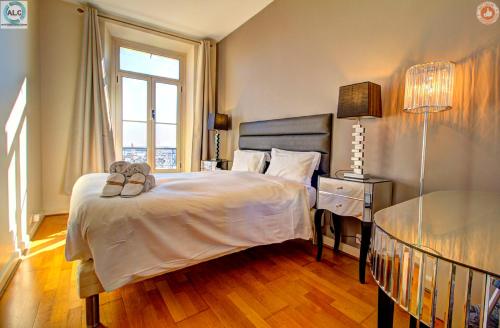 une chambre avec un lit avec deux chaussures dessus dans l'établissement ALC - FF49 - 6 min Palais - beaches, à Cannes