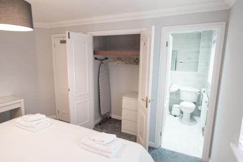 - une chambre blanche avec un lit et une salle de bains dans l'établissement Space Apartments - 3 Bed House Broomfield Chelmsford, à Chelmsford