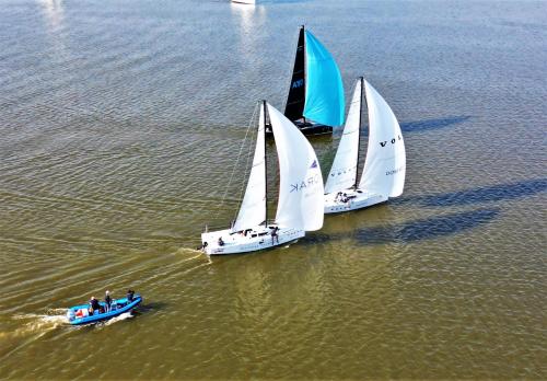 three small sailboats in the water on a lake at Marina Ostróda - 80 metrów luksusu z widokiem na jezioro in Ostróda