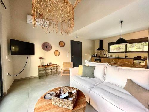 Μια τηλεόραση ή/και κέντρο ψυχαγωγίας στο Myrtia Villas I