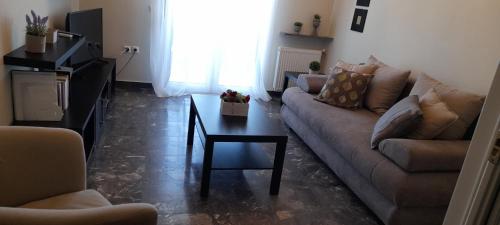 ein Wohnzimmer mit einem Sofa und einem Tisch in der Unterkunft Di fronte alla fortezza in Nafplio