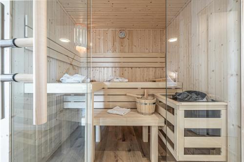 una sauna con paredes de madera y una pared de cristal en Schlei-Koje 1, en Schleswig