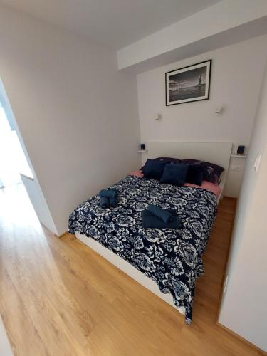a small bedroom with a bed in a room at Blue Zet Apartament in Sarbinowo