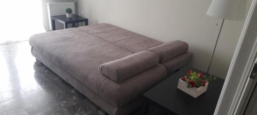 a brown couch in a room with a table at Di fronte alla fortezza in Nafplio