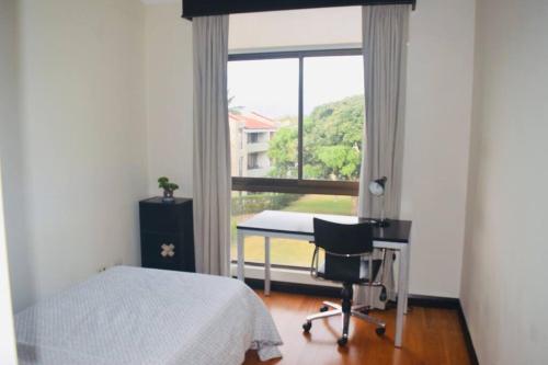 1 dormitorio con cama, escritorio y ventana en Apartment Avalon Santa Ana, en Río Oro