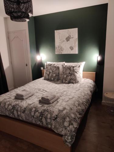 a bedroom with a bed with two towels on it at Appartement 2 Chambres INDIaNA Hyper centre in Vitré