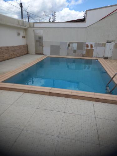 a large swimming pool in a building with at Apartamento in Petrolina