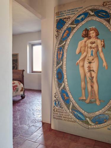 a wall with a painting of men on a wall at Cascina Mima - Monferrato in Quargnento