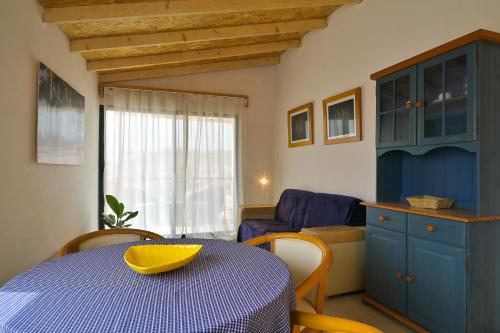 - une salle à manger avec une table et un bol jaune dans l'établissement Encosta Azul Guesthouse, à Cidade Velha