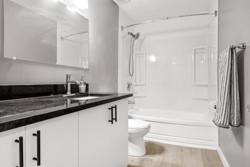 een badkamer met een wastafel, een toilet en een douche bij 14 minutes from downtown, Luxury home in Nepean in Ottawa