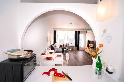 un arco en una cocina con sala de estar en Hansa Apartment mit Schwimmbad, direkt am Hansapark, en Sierksdorf