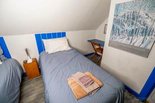 a bedroom with a bed with towels on it at Crow's Nest Crash-Pad in Homestead