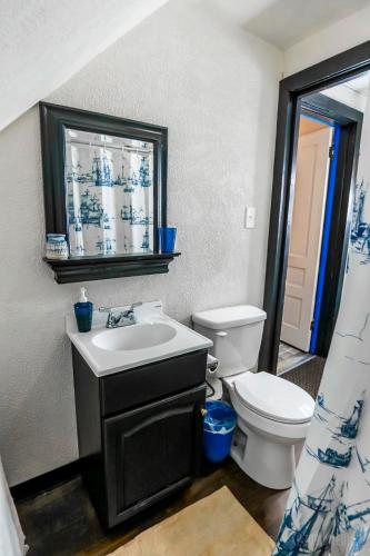 a bathroom with a sink and a toilet at Crow's Nest Crash-Pad in Homestead