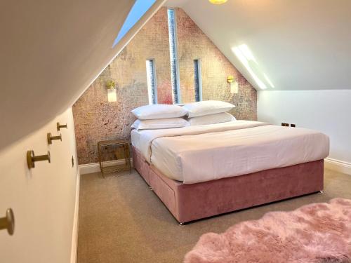 a bedroom with a large bed in a attic at The Gallery - Bournemouth Town Centre - Beach 5 Minute Walk - Superfast WiFi - Outdoor Terrace - Sleeps 6 - Netflix - Contractor Friendly - Long Stay Rates - Coffee Machine in Bournemouth