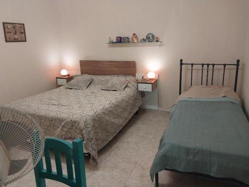 um quarto com uma cama, uma mesa e cadeiras em Lollapalooza muy cerca em San Isidro