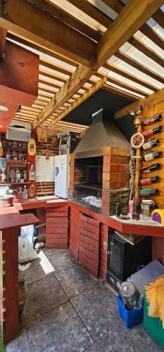 una cucina con forno in mattoni di Casa con piscina en San Bernardo a Santiago