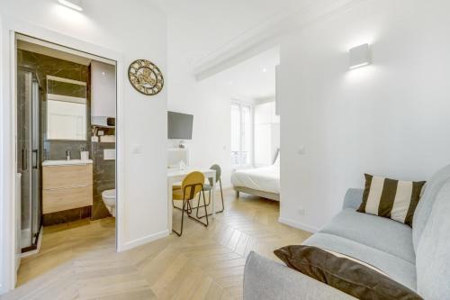 - un salon avec un canapé et une chambre dans l'établissement Studio luxe et cosy 2 à 4 personnes Proche de Paris, à Saint-Maurice