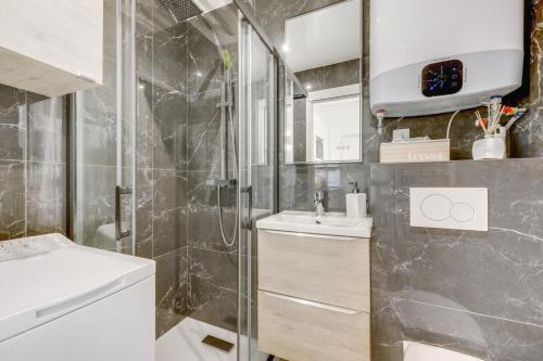 une salle de bain avec un lavabo et une douche dans l'établissement Studio luxe et cosy 2 à 4 personnes Proche de Paris, à Saint-Maurice