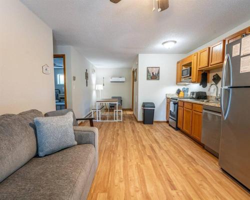 a living room with a couch and a kitchen at Tribesman #8 - Dollie McMolly's - near Silver Dollar City in Branson