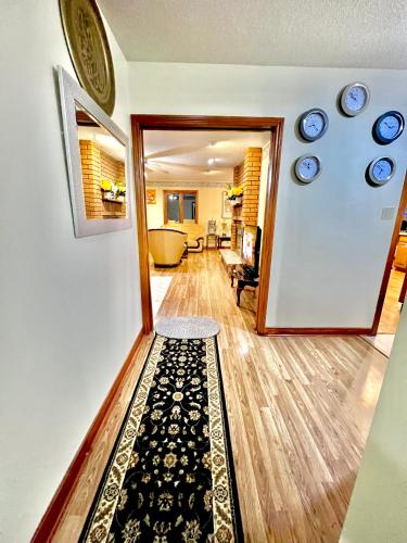 Телевизор и/или развлекательный центр в Luxury 2BR home in Newmarket